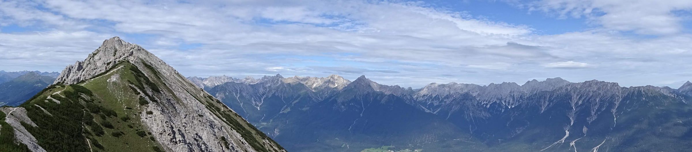 Ein Felsgipfel mit grünem Grat im Ötztal
